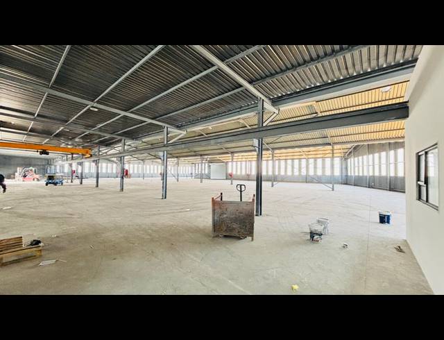 3,740M² WAREHOUSE TO LET IN CHAMDOR